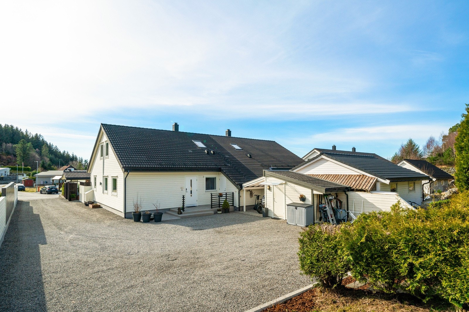 Kort oppsummert er dette en meget fullverdig familiebolig, med god standard og funksjonell planløsning Galleribilde