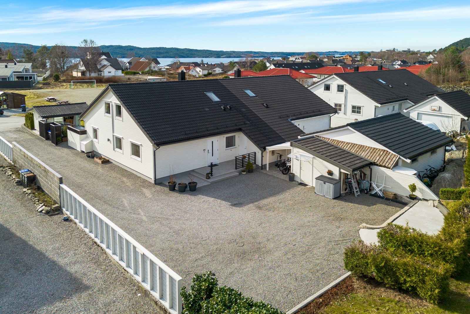 Eiendommen befinner seg i et trivelig og barnevennlig nabolag Galleribilde
