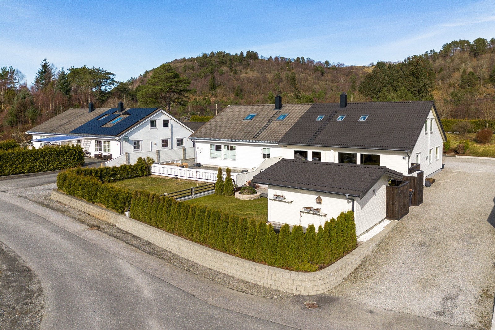 Fra eiendommen er det gangavstand til skole, dagligvare og barnehage Galleribilde