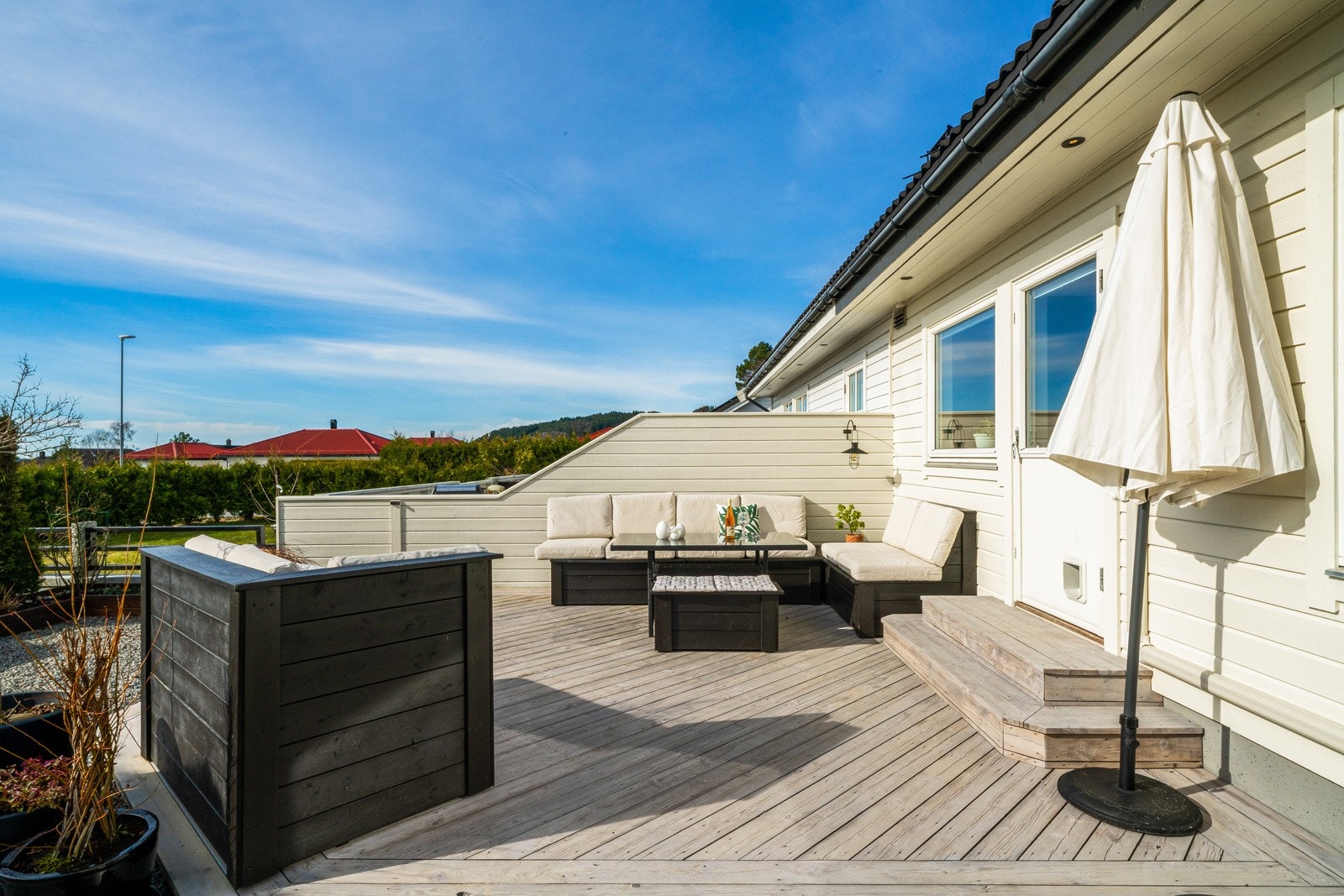 Denne vender mot sydvest og nyter svært gode solforhold fra tidlig ettermiddag til kveld Galleribilde