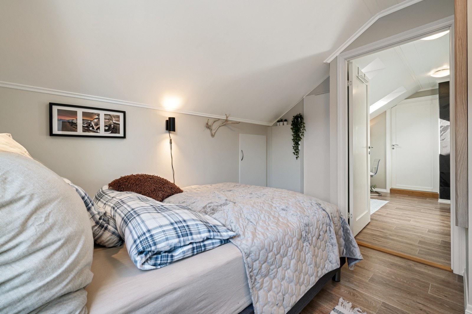 Boligen er utnyttet med ekstra lagringsplass i kne-loft, hvor det er isolert og lagt gulv Galleribilde