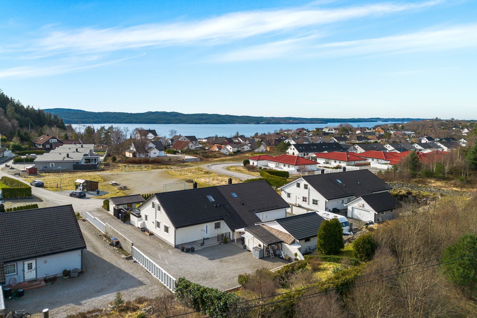 Boligen ligger i et etablert og rolig boligområde på Holme, en kort kjøretur fra Frekhaug Galleribilde