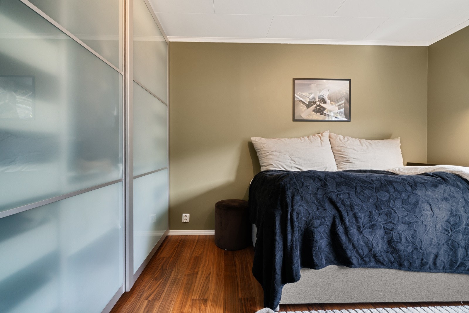 Utstyrt med praktisk skyvedørsgarderobe Galleribilde