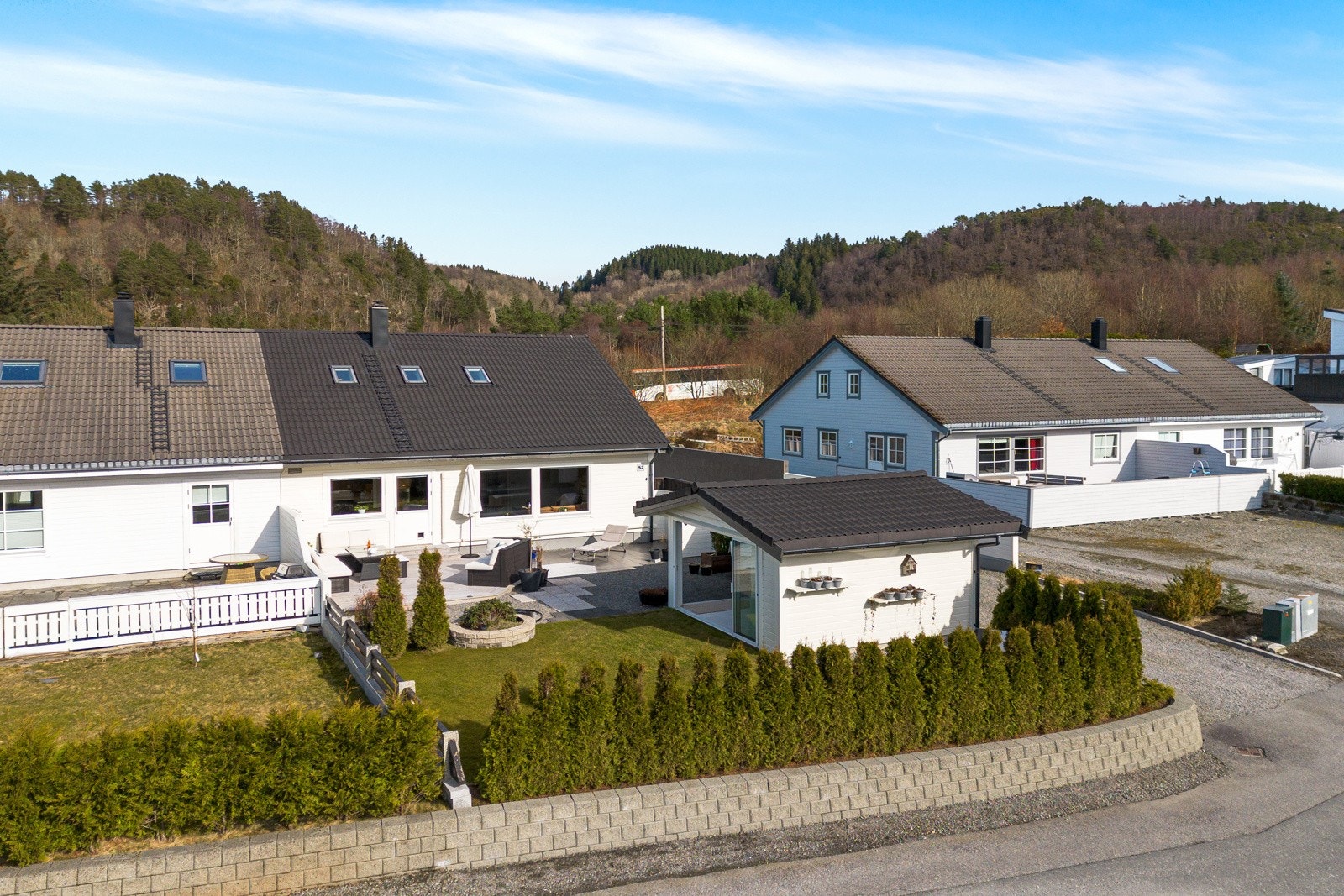 Boligen har solrik beliggenhet med pent opparbeidede uteområder Galleribilde