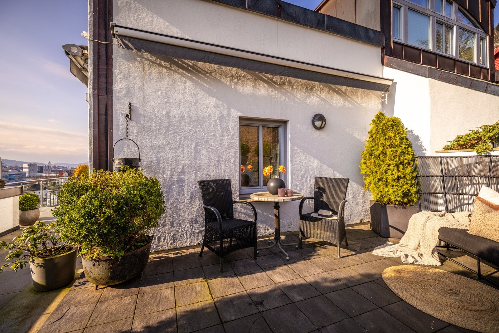 - Terrassen har to ulike soner for sittegrupper - Galleribilde