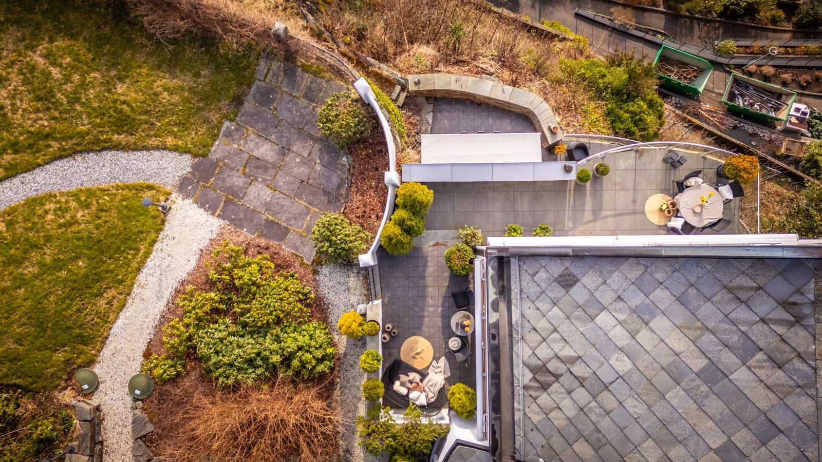 - Boligen har en usjenert beliggenhet, fantastisk utsikt og svært gode solforhold - Galleribilde