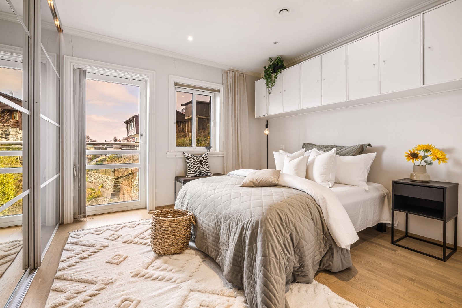 - Soverommet har rikelig plass til dobbeltseng med nattbord - Galleribilde