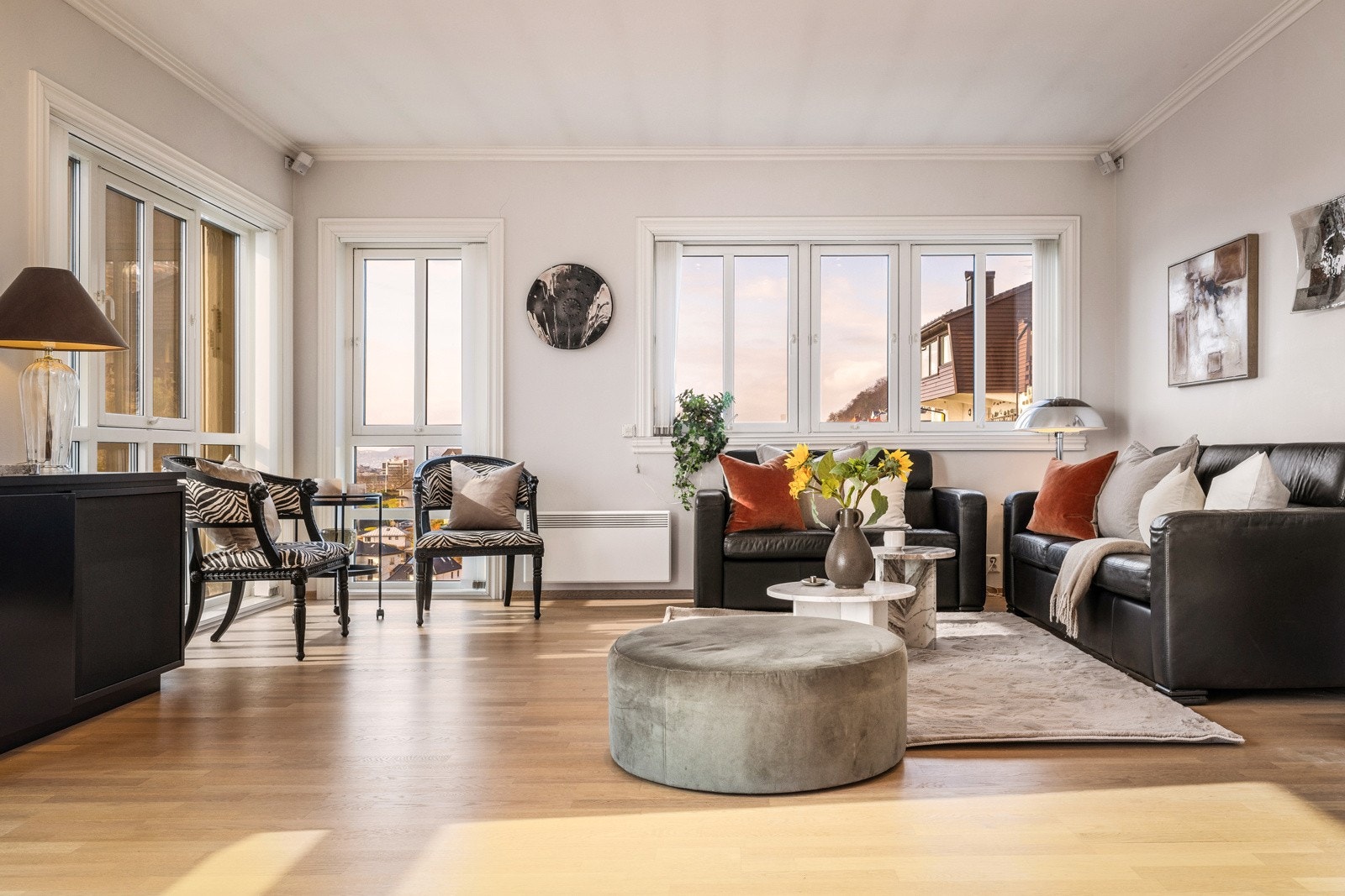 - Stuen har rikelig plass til flere gode soner - Galleribilde