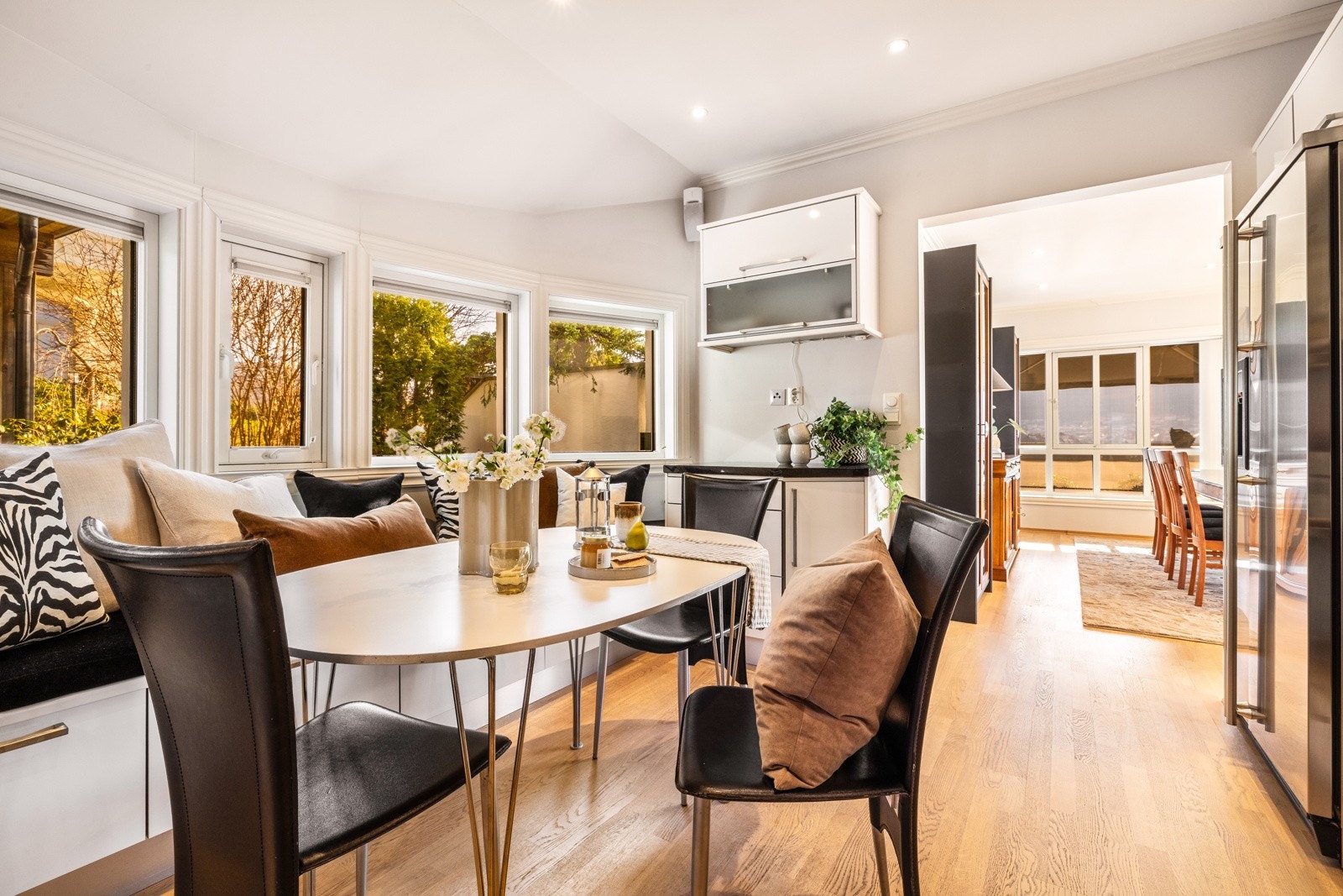 - Det er sittebenk i samme utførelse som kjøkkenet med plass til spisebord og stoler - Galleribilde