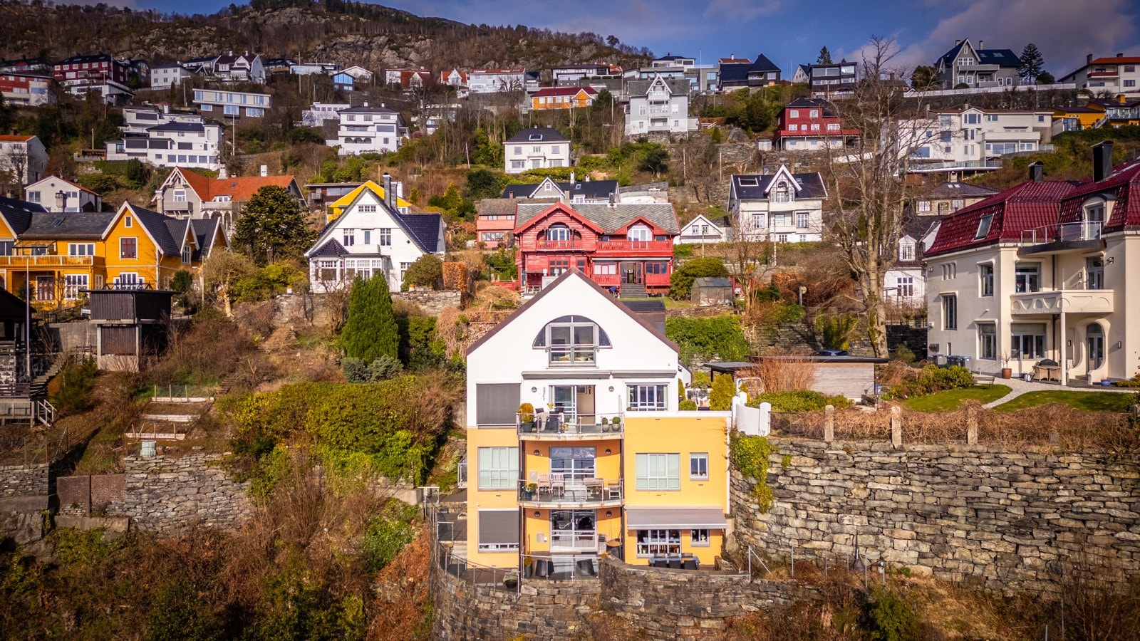 - Bygget har svært god beliggenhet og bygningen strekker seg ut fra terrenget mot Store Lungegårdsvannet - Galleribilde