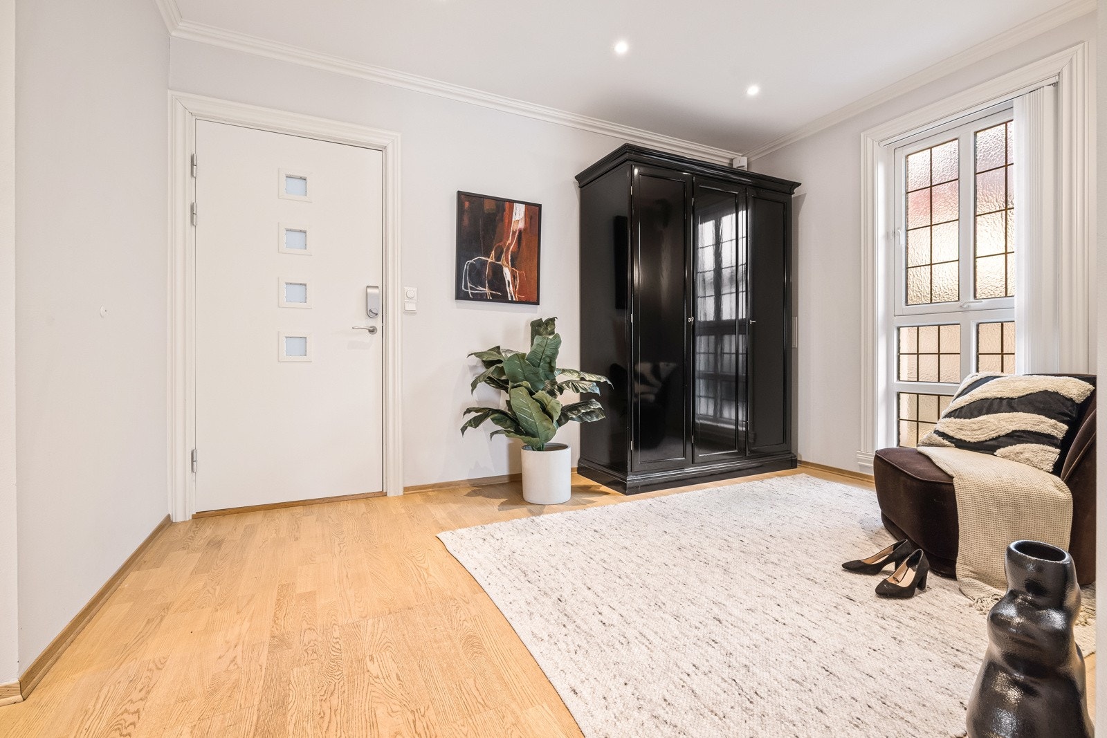 - Det første som møter deg når du trer inn i leiligheten er en stor entré med god oppbevaringsplass - Galleribilde
