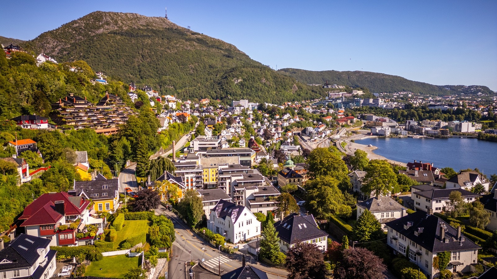 - Sentrumskjernen og Byfjellene ligger en spasertur unna. Er det "bergensvær" kan du hoppe på en av de hyppige bussavgangene i Kalvedalsveien for å komme deg tør dit du skal - Galleribilde
