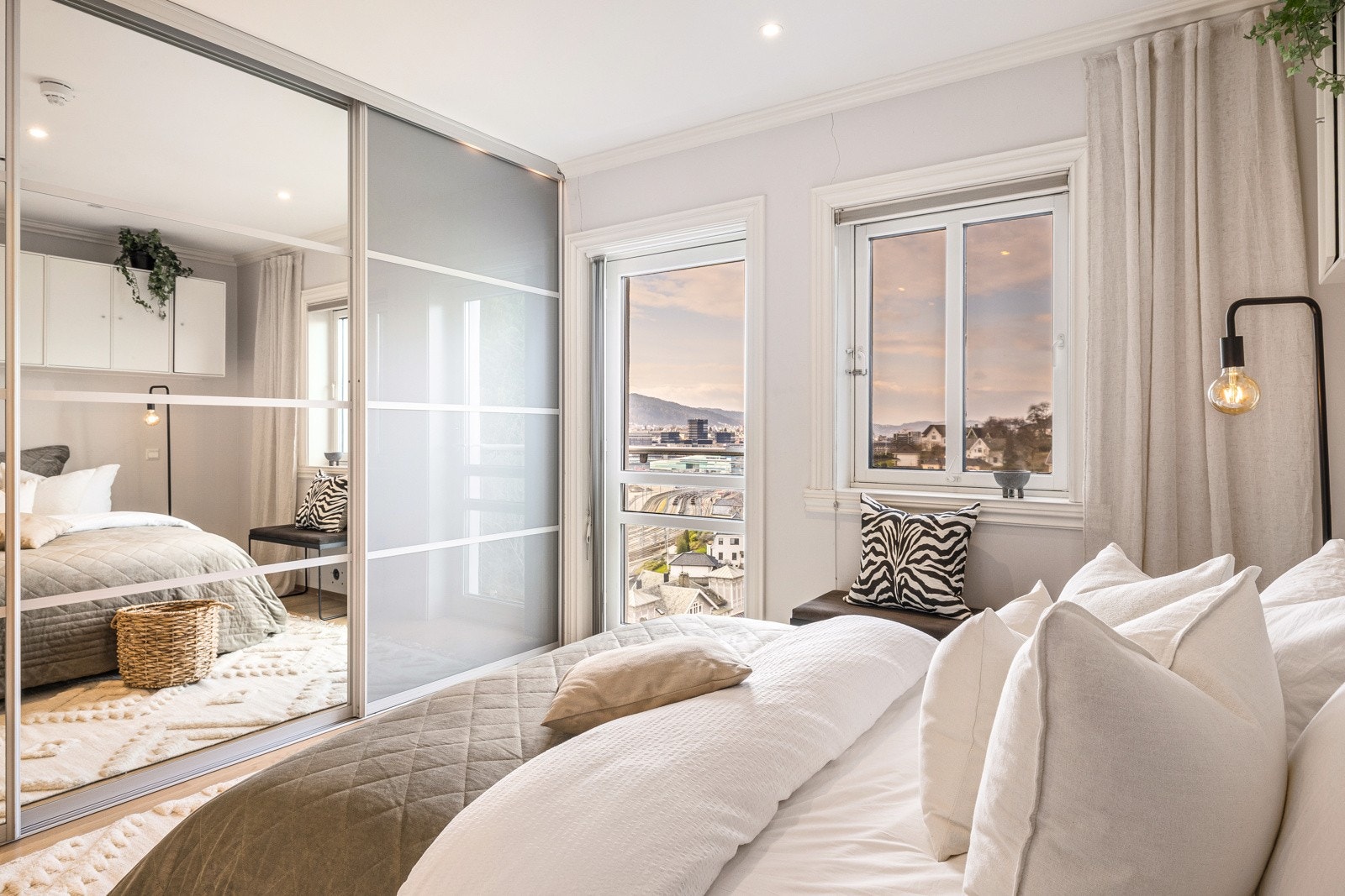 - I tillegg er det stor skyvedørsgarderobe som strekker seg fra gulv til tak på den ene veggen, samt hylleløsning over sengen - Galleribilde