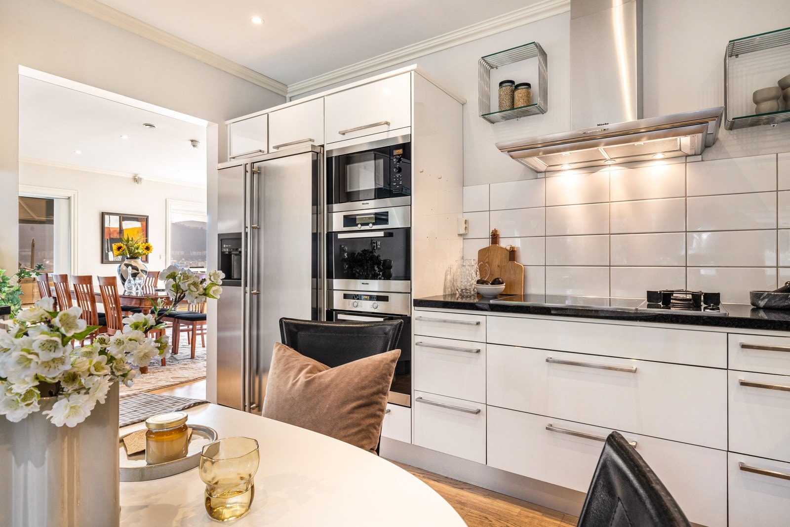 - Integrert i innredningen har du både ovn, dampovn, platetopp med induksjon/gassbluss, mikrobølgeovn og oppvaskmaskin. Det er nisje for stort kjøleskap - Galleribilde