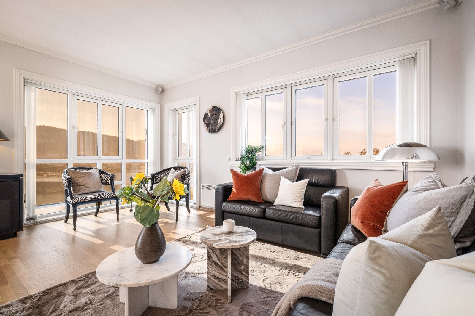 - De store vindusflatene gjør at du kan nyte den vakre utsikten til det fulle, samtidig som det gir godt naturlig lys - Galleribilde