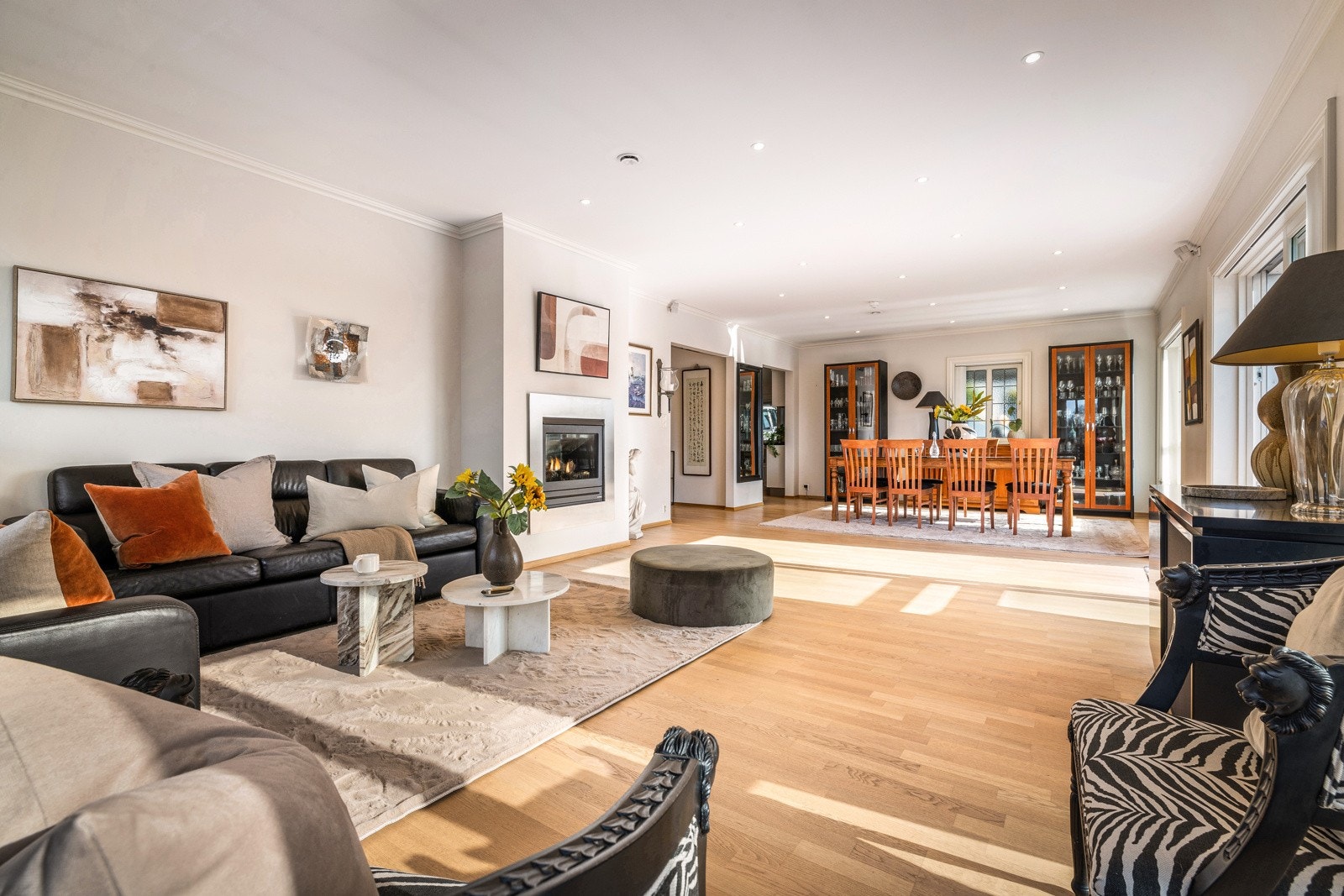 - Her er det rom for spisebord til hele familien, lesekrok og stor salong - Galleribilde