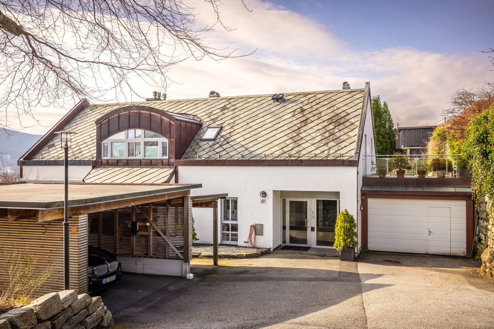 - Parkering i egen romslig og lukket garasje, med bod i bakkant. Leiligheten har også et terrasseareal over garasjen på 18 kvm - Galleribilde