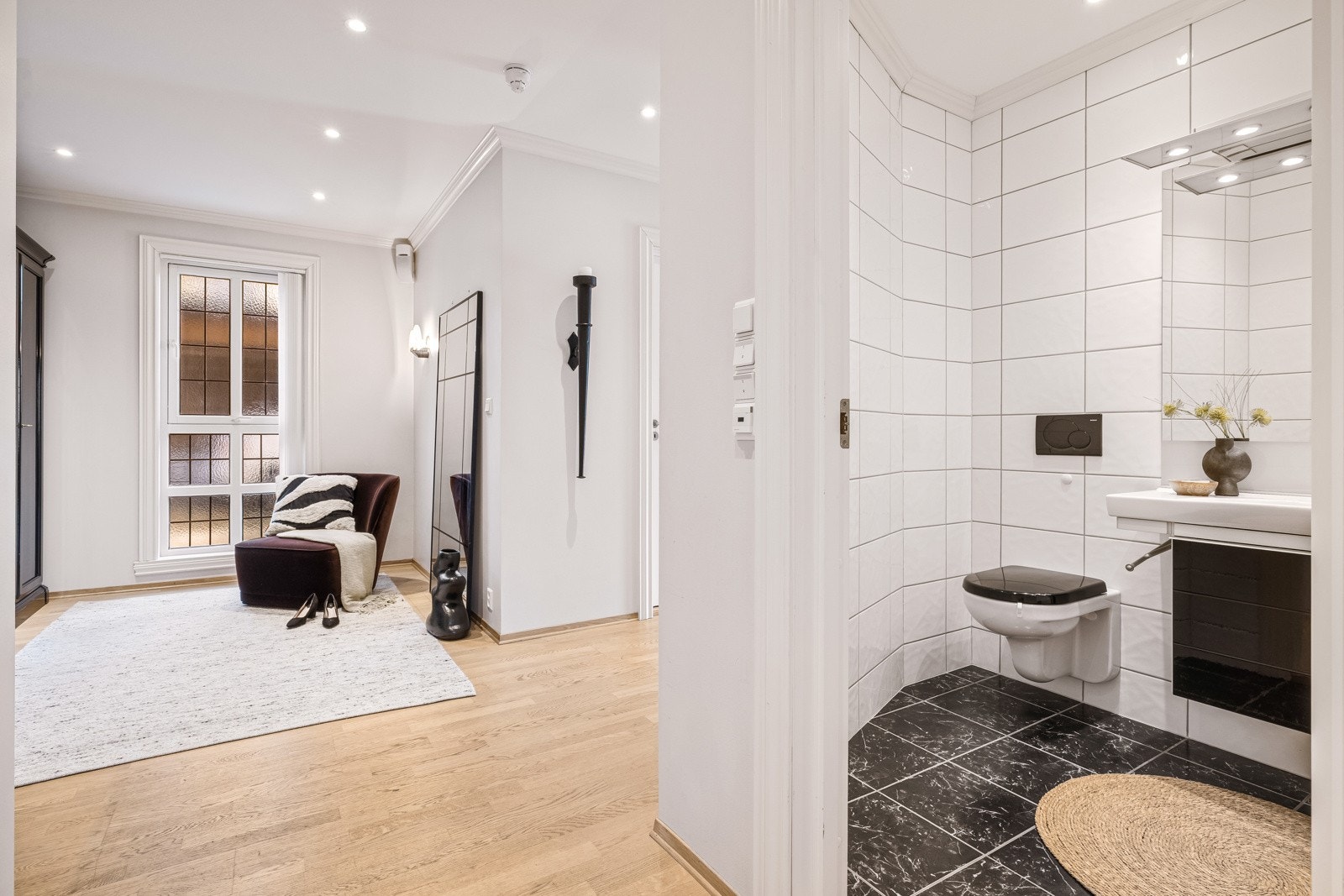 - Fra entreen er det direkte tilkomst til vaskerom og teknisk rom med opplegg for vaskemaskin/tørketrommel - Galleribilde