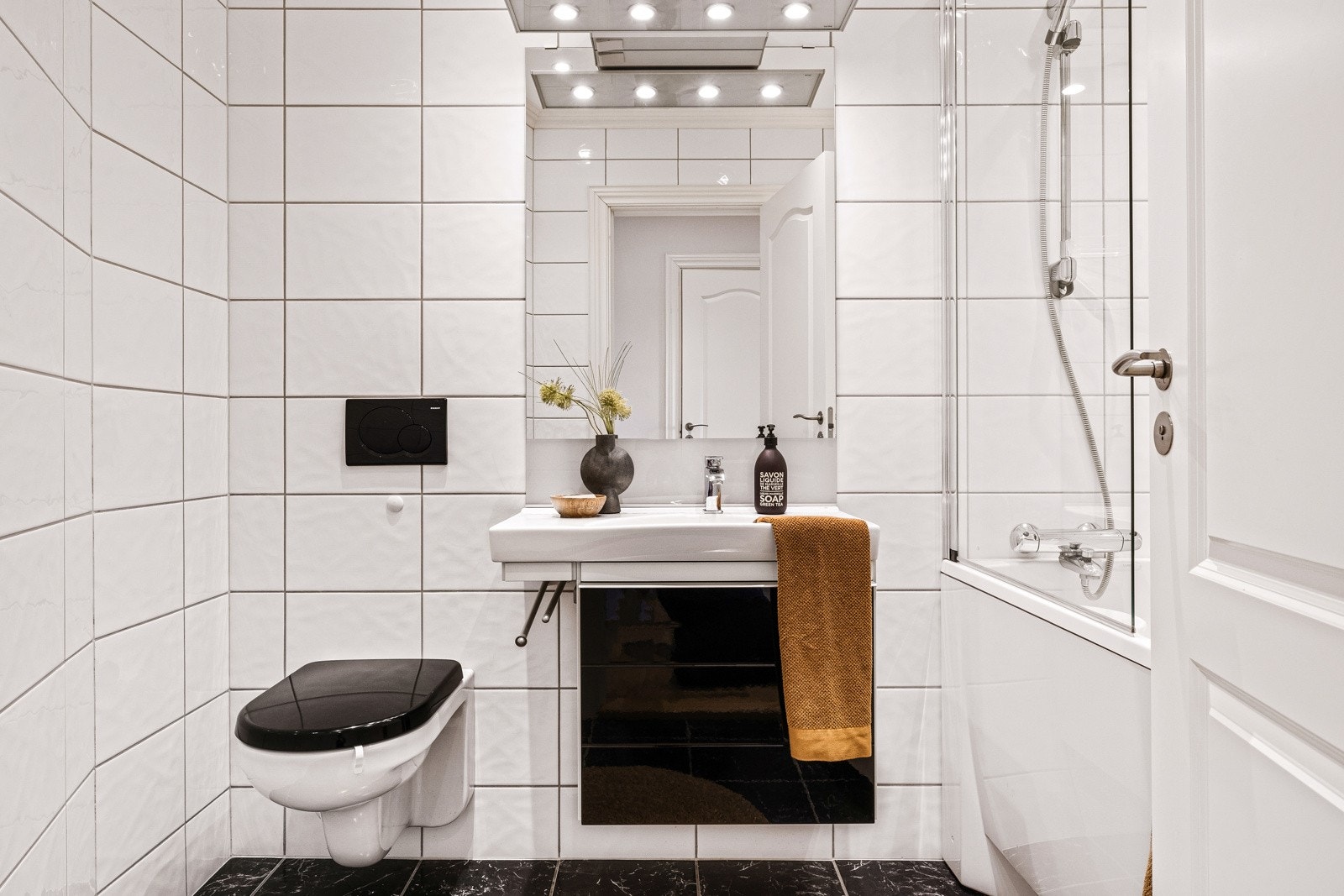 - Det andre badet måler 4 kvm og er innredet med badekar med skjermvegg av glass, vegghengt toalett, møblement med servant, speil, lys og strømuttak - Galleribilde