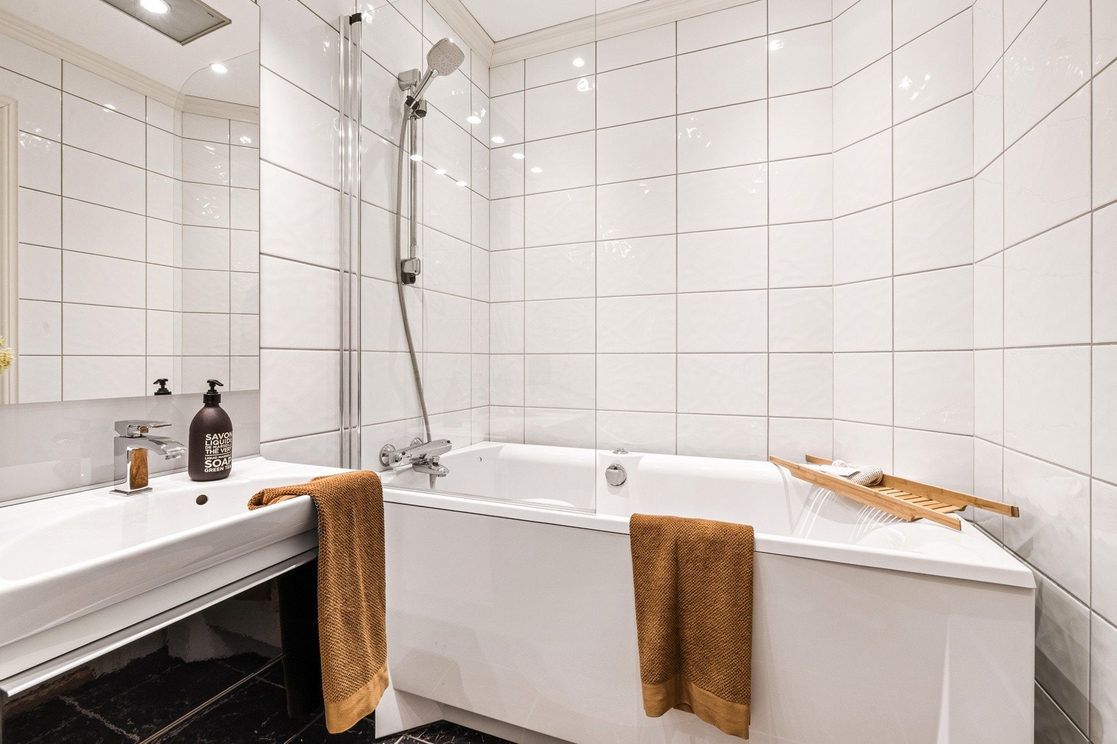 - Ellers er det gulvvarme og spotlights - Galleribilde