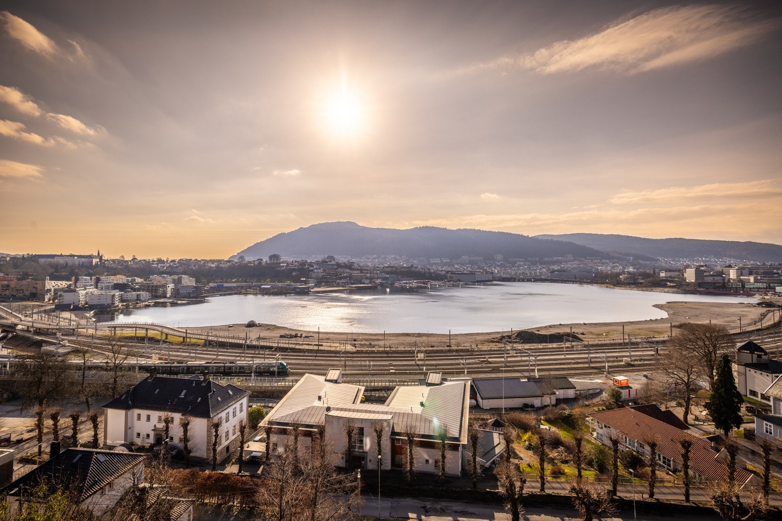 - Den sørvestvendte beliggenheten gir svært gode solforhold og panoramautsikt mot Store Lungegårdsvannet, Bergen by og flotte fjell - Galleribilde