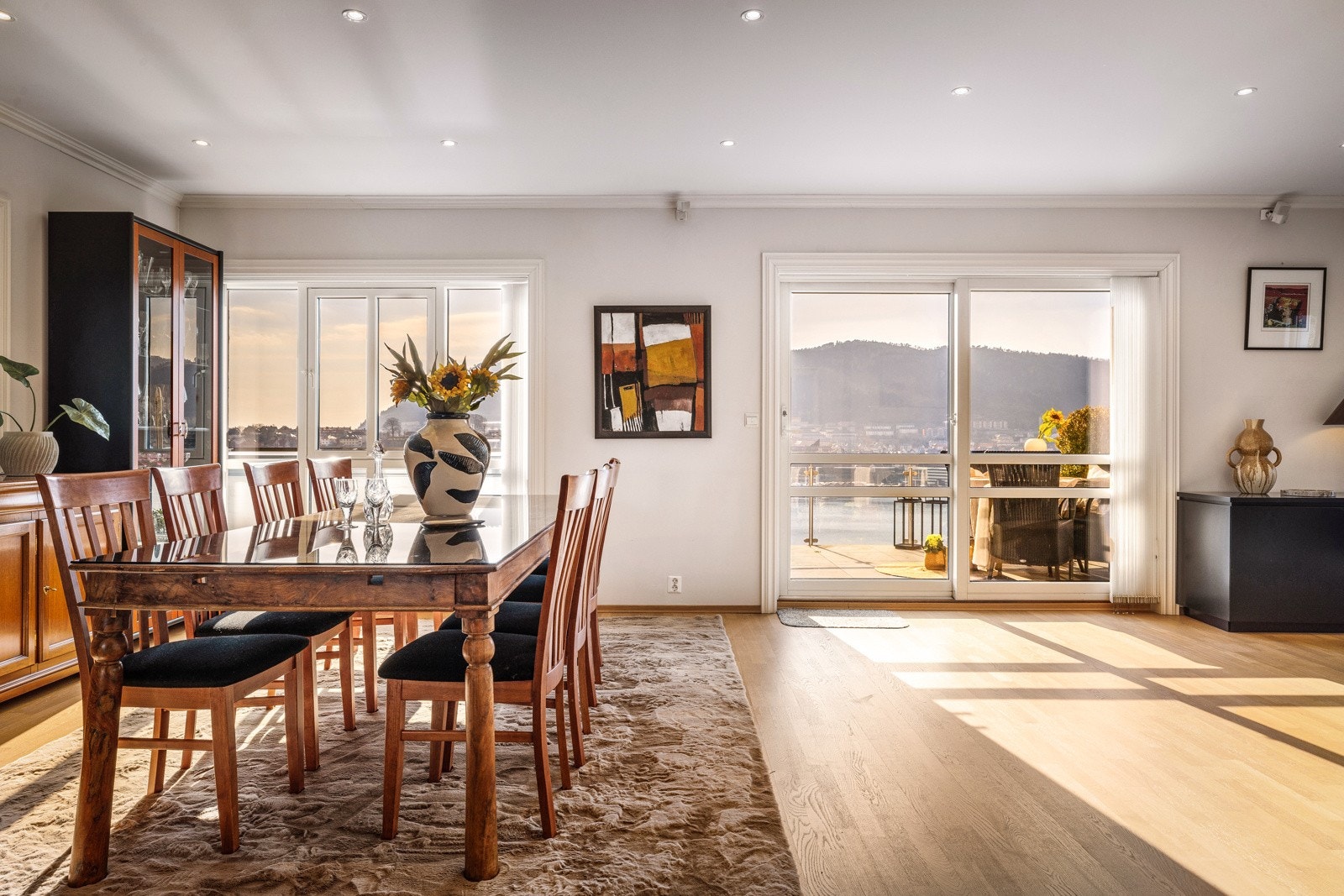 - Leiligheten har meget romslig stue på hele 45,4 kvm - Galleribilde