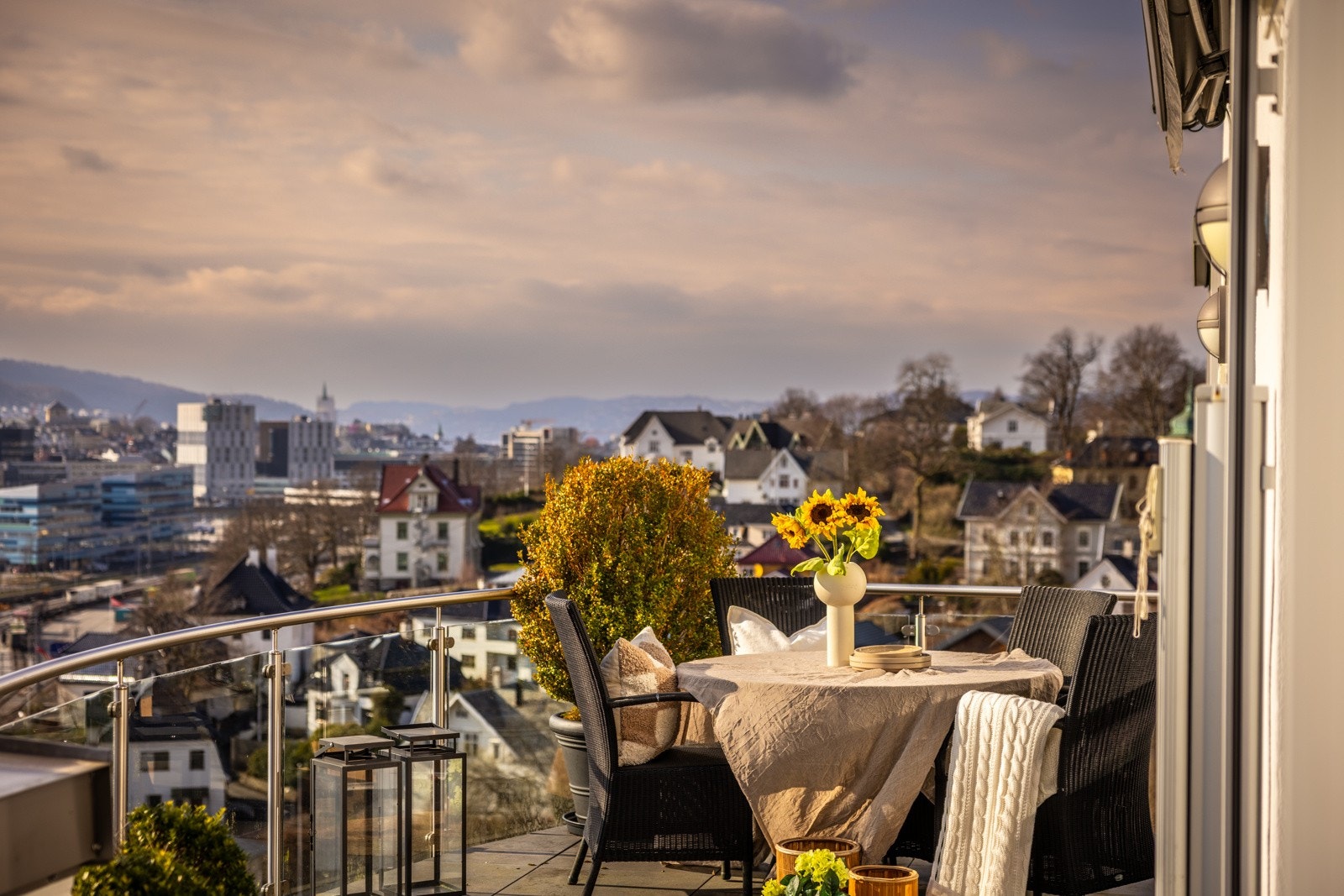 - Terrasse blir en forlengelse av stuen på sommerstid - Galleribilde