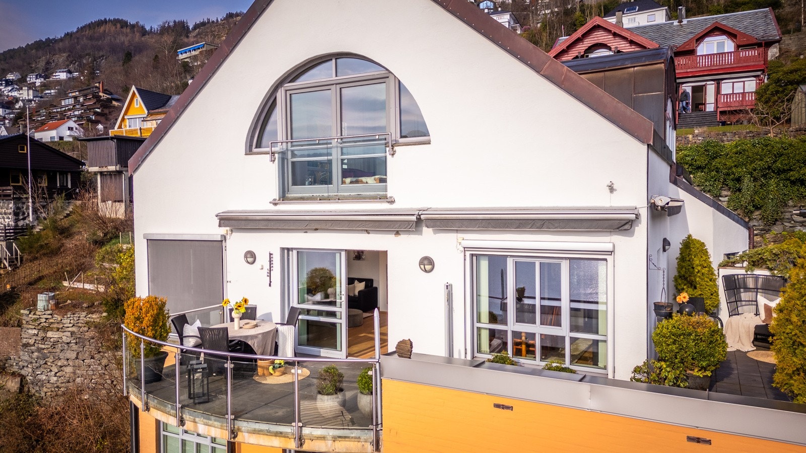 - Leiligheten ligger i byggets 3.etasje, men har likevel enkel adkomst da hovedinngang og leilighetens garasje også ligger på dette nivået - Galleribilde