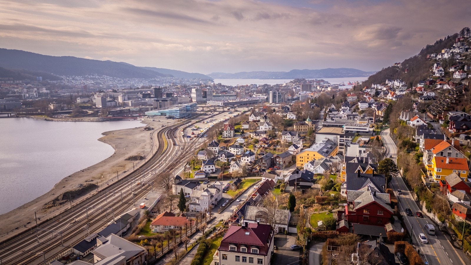 - Er du glad i å bevege deg ute finnes et rikt utvalg like utenfor ytterdøren. Store Lungegårdsvann, som måler ca. 3,3 kilometer i omkrets, er en perfekt rundløype for deg som trives best med joggesko på beina - Galleribilde