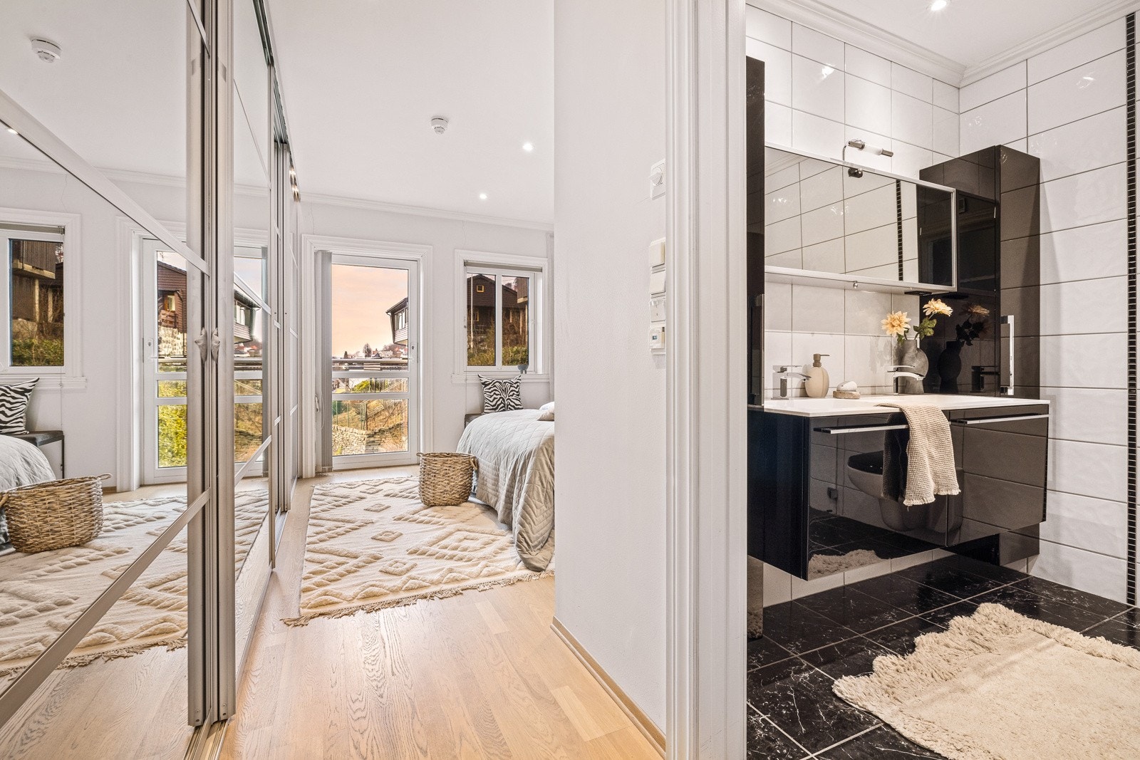 - Leiligheten har fin soveromsløsning der hovedsoverommet på 17,5 kvm har direkte tilknytning til et bad på 5,3 kvm - Galleribilde