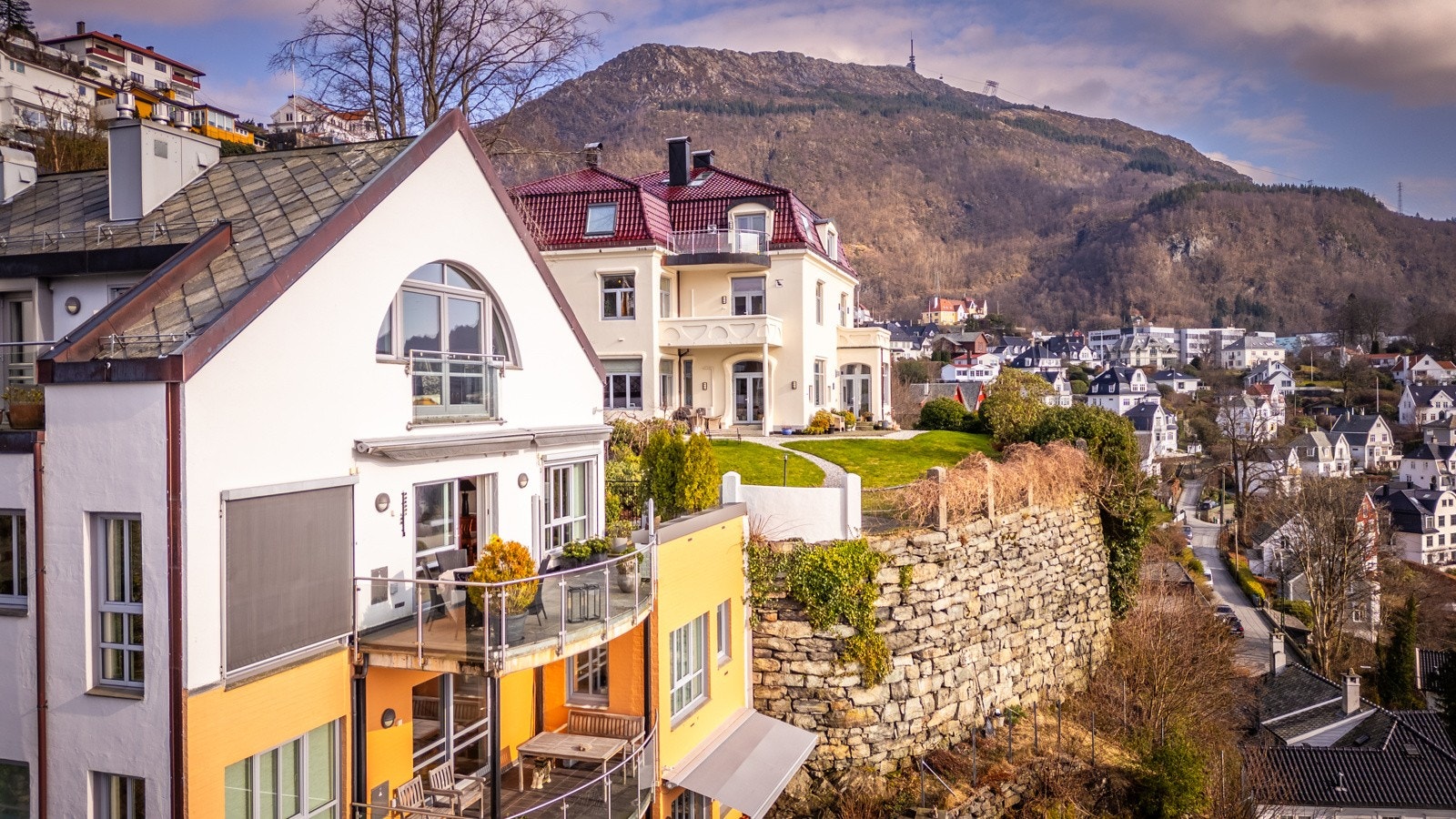 - Kalvedalsveien 45D ligger perfekt plassert med enkel adkomst, skjermet og tilbaketrukket på nedsiden av Kalvedalsveien - Galleribilde