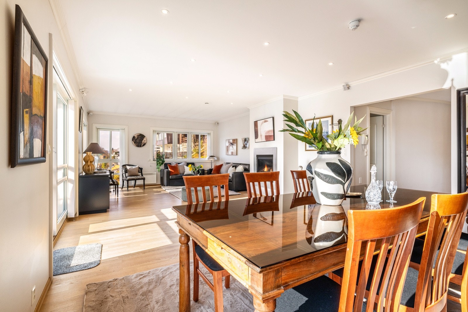 - Den gode størrelsen i kombinasjon med store vindusflater gir en lys og trivelig stue som bør oppleves - Galleribilde