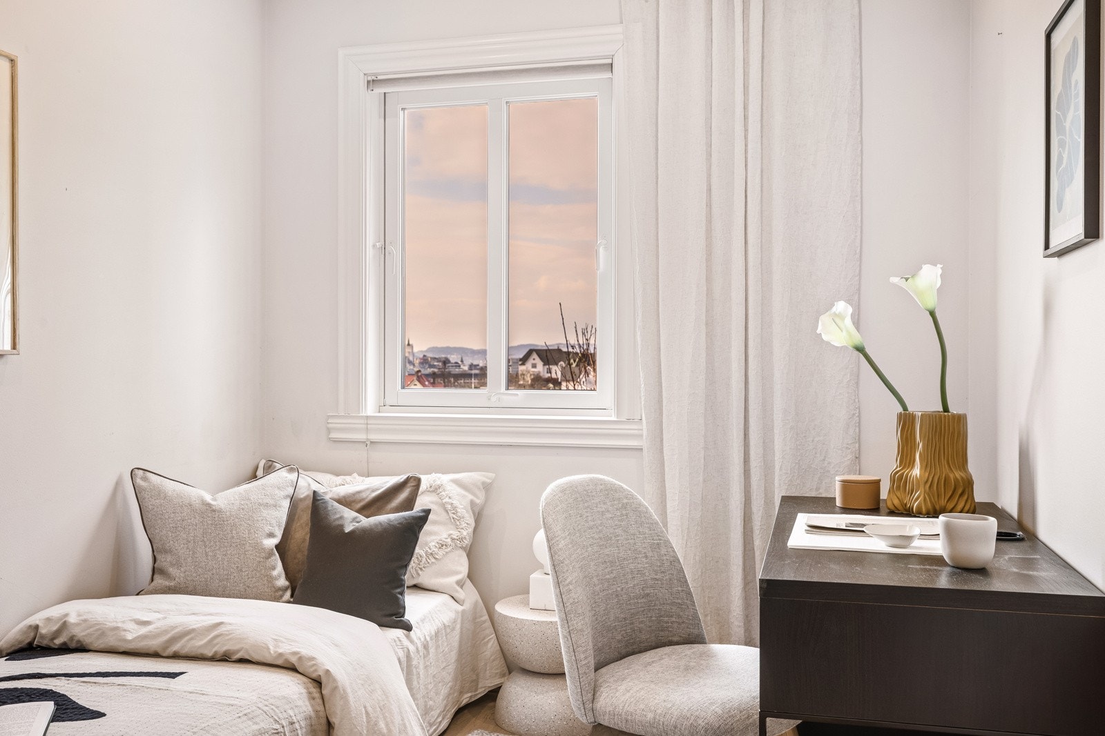 - Begge rommene har plass til ønsket møblement og har fint lysinslipp, samt spotlights i himling - Galleribilde