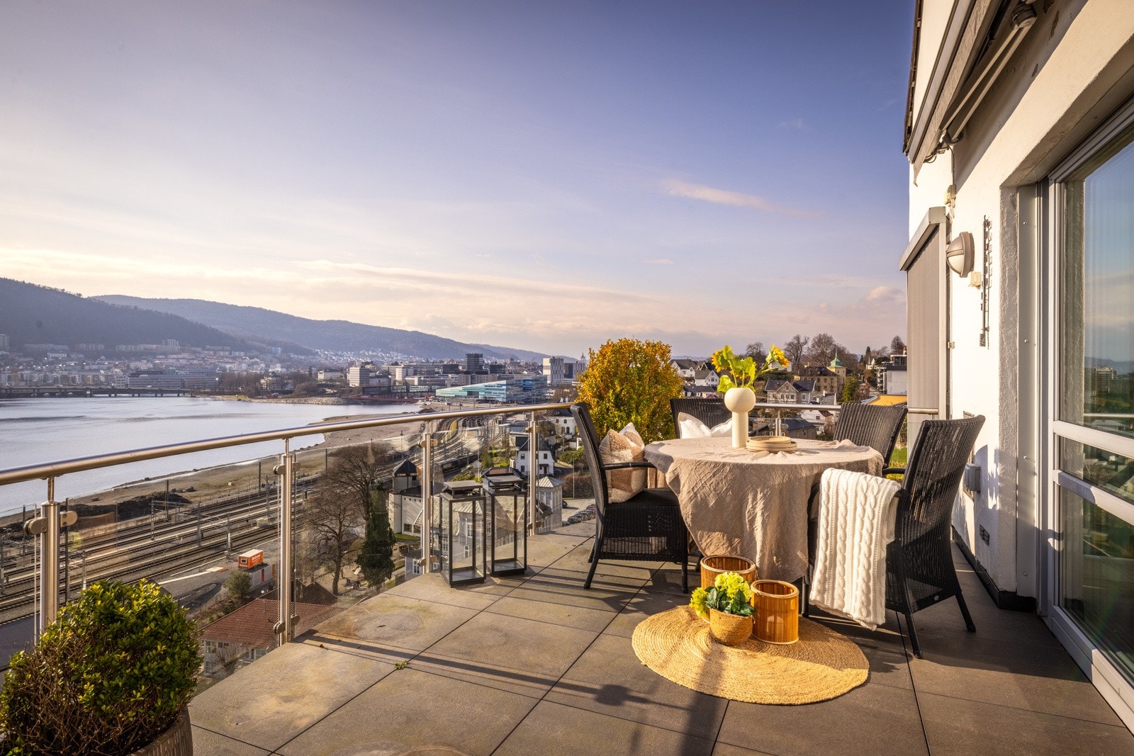 - Her er det plass til både sittegruppe, spisebord og grillplass - Galleribilde