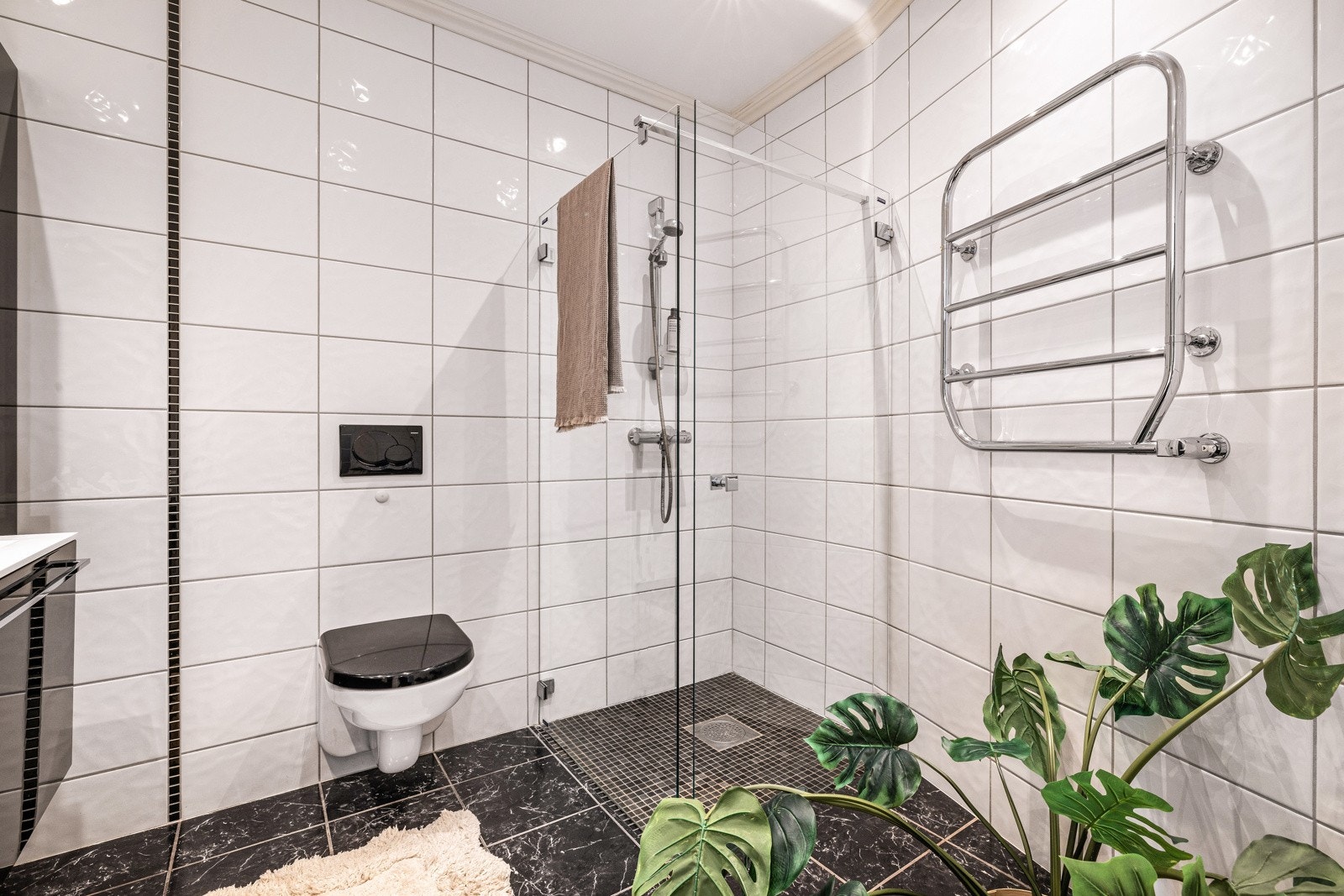 - Videre er det gulvvarme, spotlights og høyttaler - Galleribilde