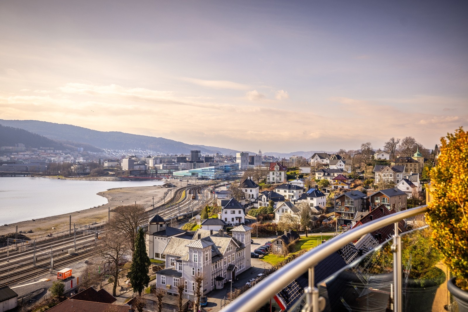 - Området som sees i forkant av boligen vil ved ferdigstillelse inneholde park og badestrand - Galleribilde