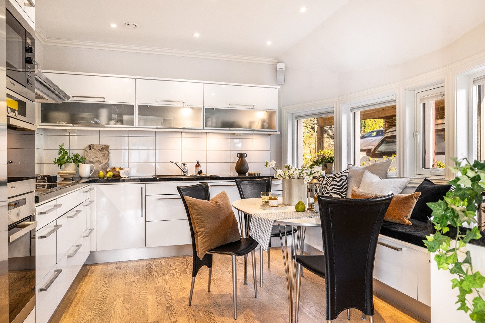 - Ballingslöv kjøkkenet har en klassisk L-form som gir maksimal utnyttelse med god skap- og benkeplass - Galleribilde