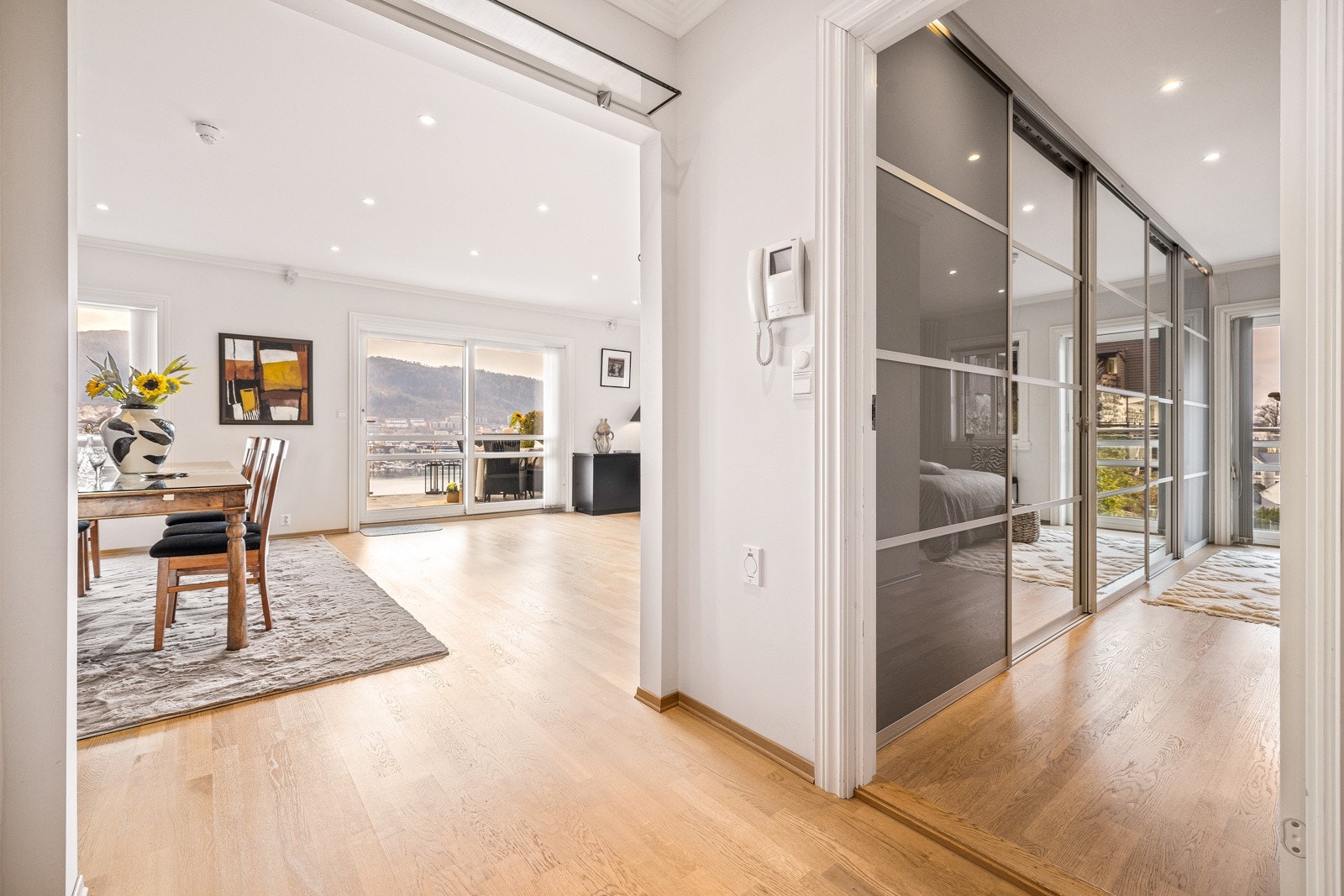 - Du har tilgang till alle soverommene fra gang - Galleribilde