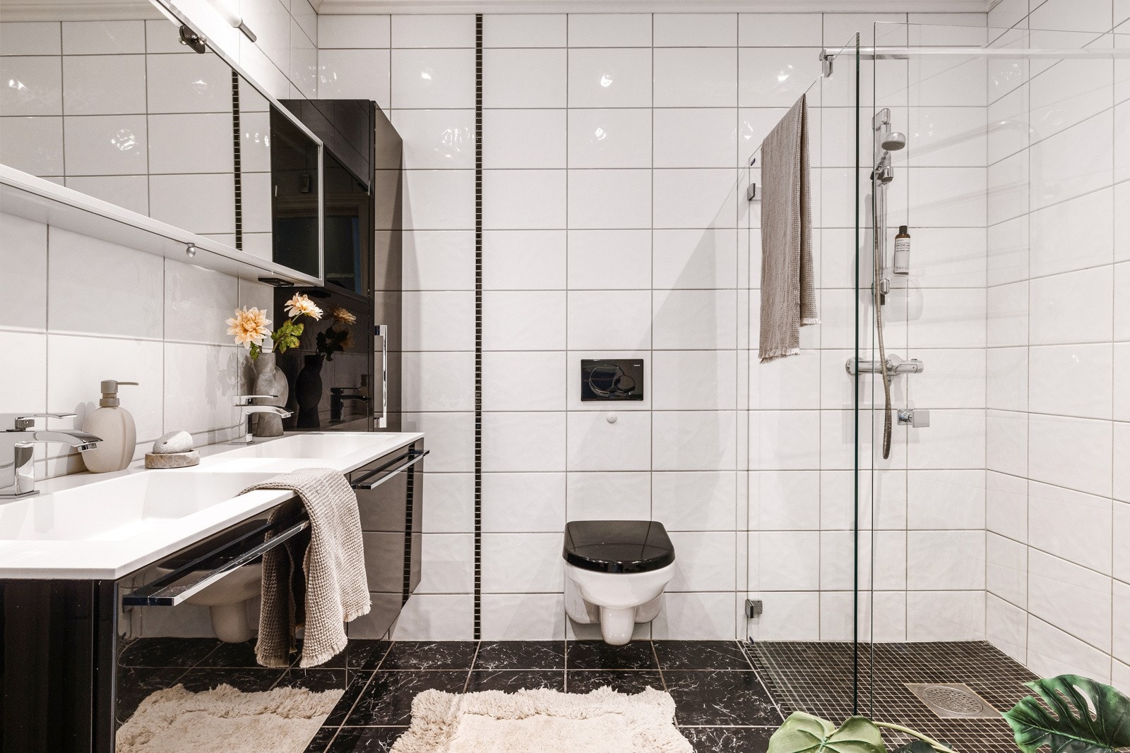 - Badet i tilknytning til hovedsoverommet er innredet med nedsenket dusjsone, vegghengt toalett, håndkletørker, stort møblement med dobbel servant, overskap med speilfront, lys og stikkontakt på undersiden, samt to ekstra skap - Galleribilde