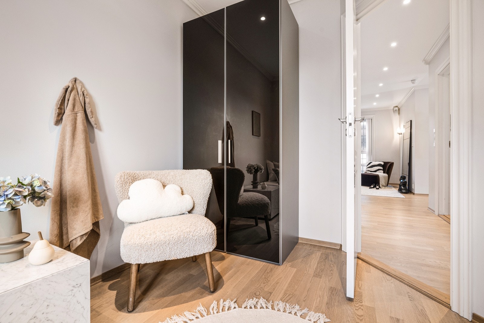 - På gulvet er det eikeparkett, som er gjennomgående for leiligheten. Veggene har slette flater malt i lyse toner - Galleribilde