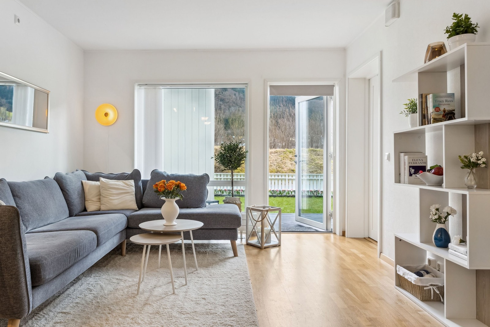 Fra stuen er det utgang til inngjerdet hage med stor terrasse og plen. Galleribilde