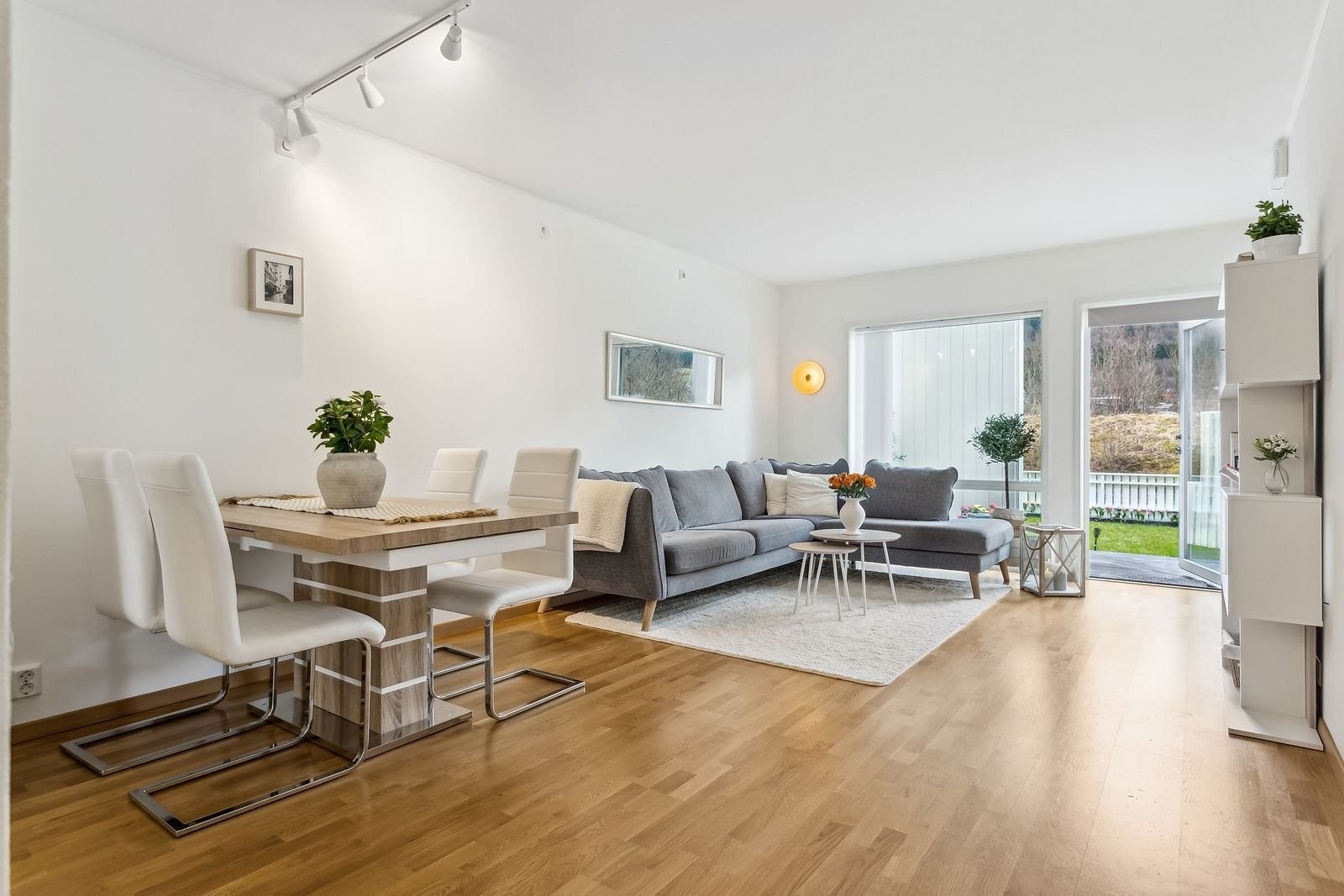 Stuen er romslig med god plass til både spisemøbler og sofaseksjon. Galleribilde