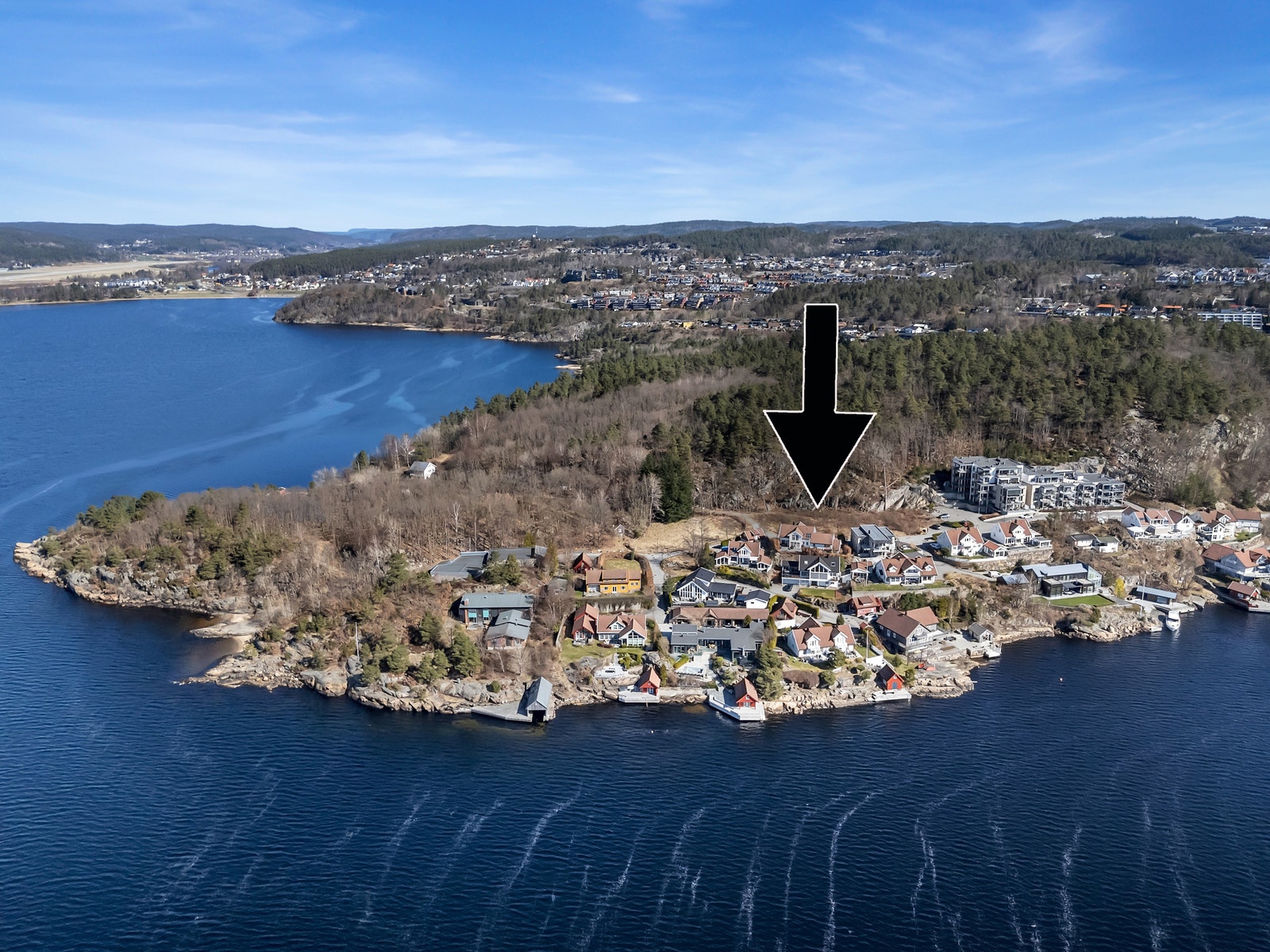 Dronefoto med markering av tomteområdet Galleribilde