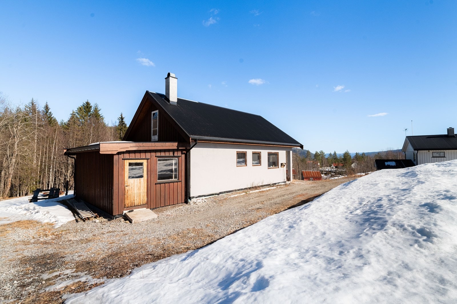 Gode parkeringsmuligheter rundt på eiendommen, samt i åpne garasjer. Galleribilde