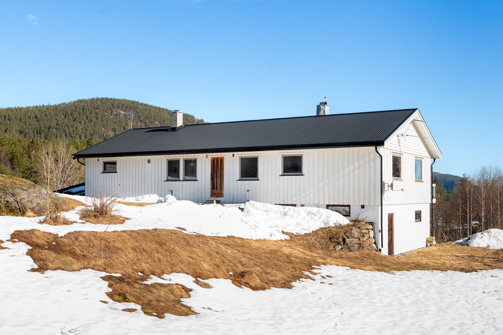 Tuddalsvegen 166 ligger usjenert, men sentralt til i landlige omgivelser på Øvstebø i Sauland med gode solforhold og nydelig utsikt. Galleribilde