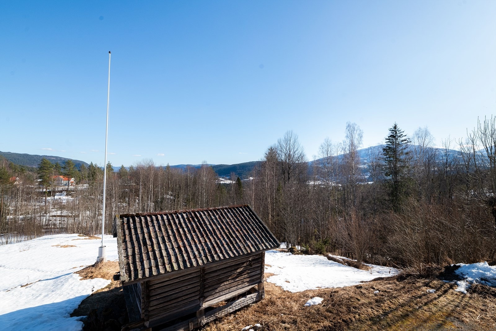 Et par km. unna, langs Saulandsvegen, ligger Spar Saulandtunet hvor dagligvarehandelen kan gjøres unna. Galleribilde