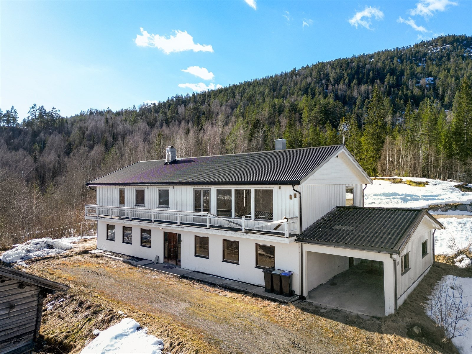 Boligen og bygningsmassen for øvrig har gjennomgående eldre standard, med vedlikehold og renoveringsbehov. Galleribilde