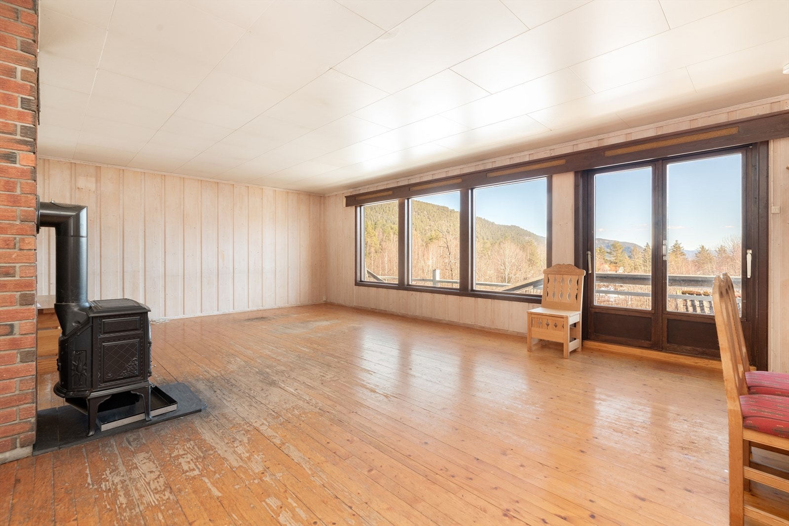 Hovedetasjen har en romslig vinkelstue med fantastisk utsikt og vedovn sentralt plassert i rommet. Galleribilde
