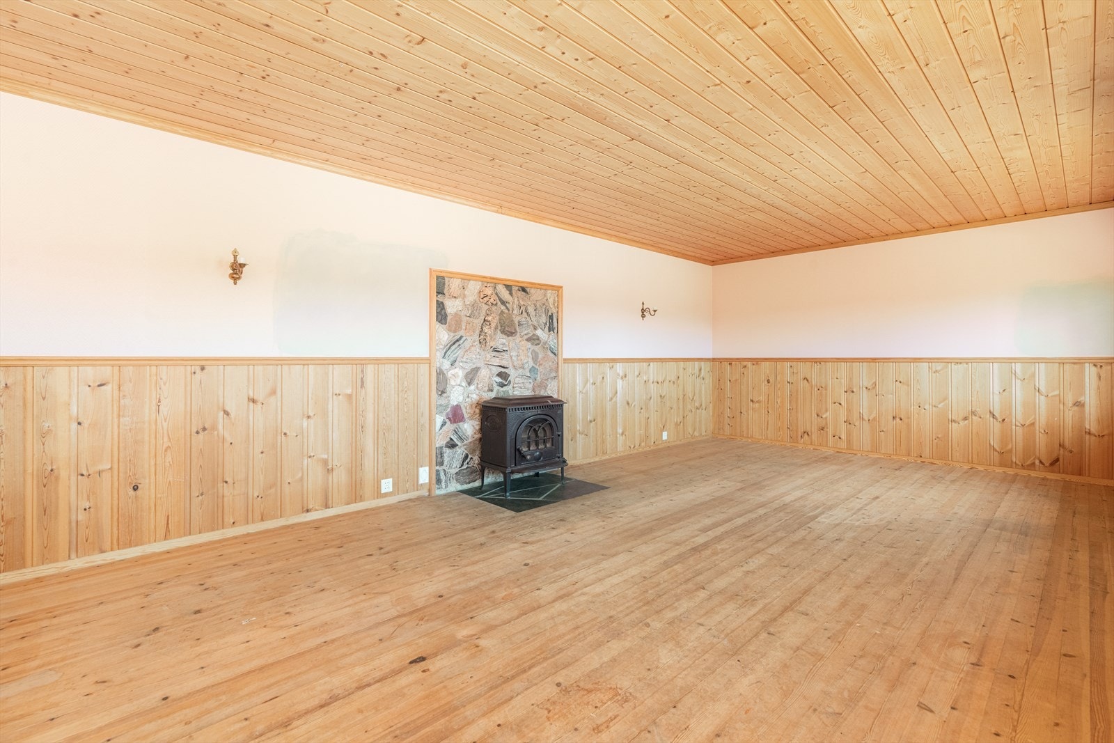 Videre har sokkeletasjen to stuer, begge med vedovner Galleribilde