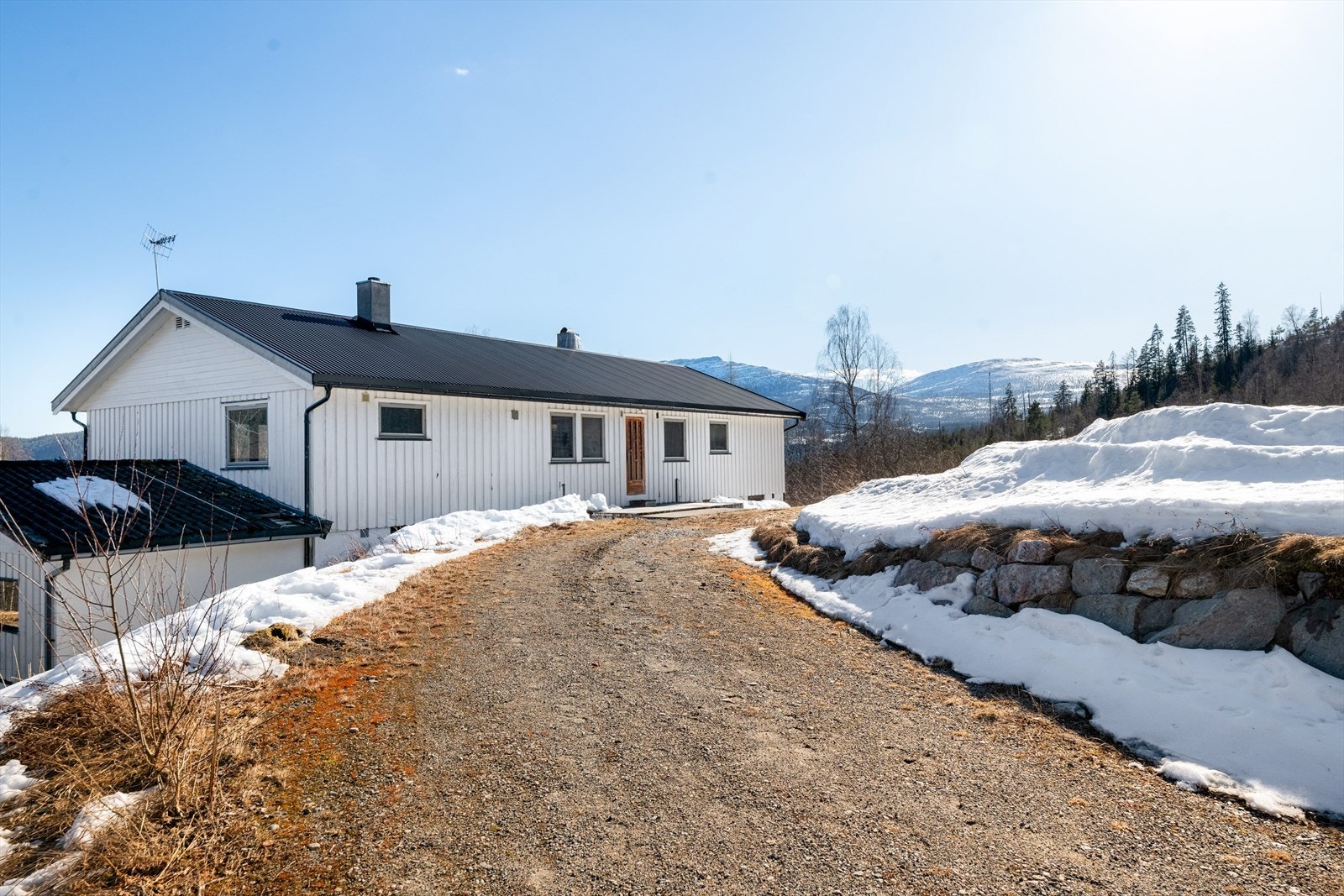 Hovedetasjen har, i tillegg til adkomst fra sokkeletasjen, også egen inngang fra gårdsplass. Galleribilde
